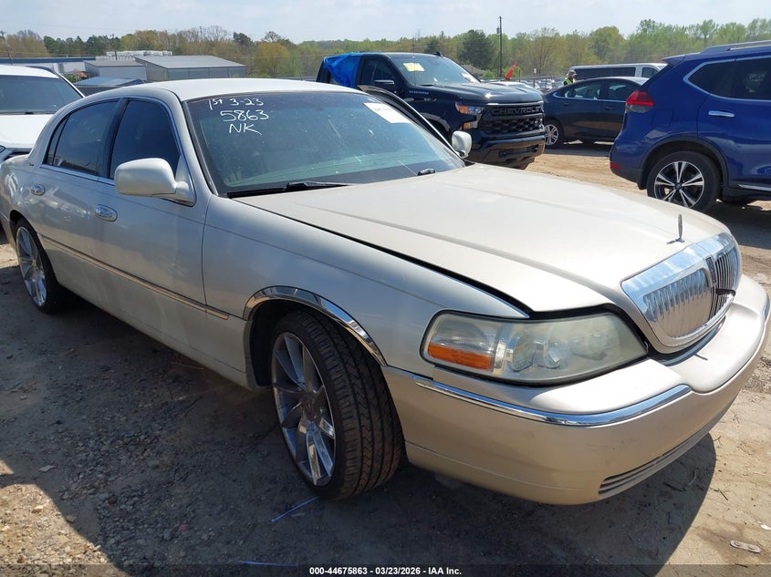 2005 Lincoln Town Car Signature