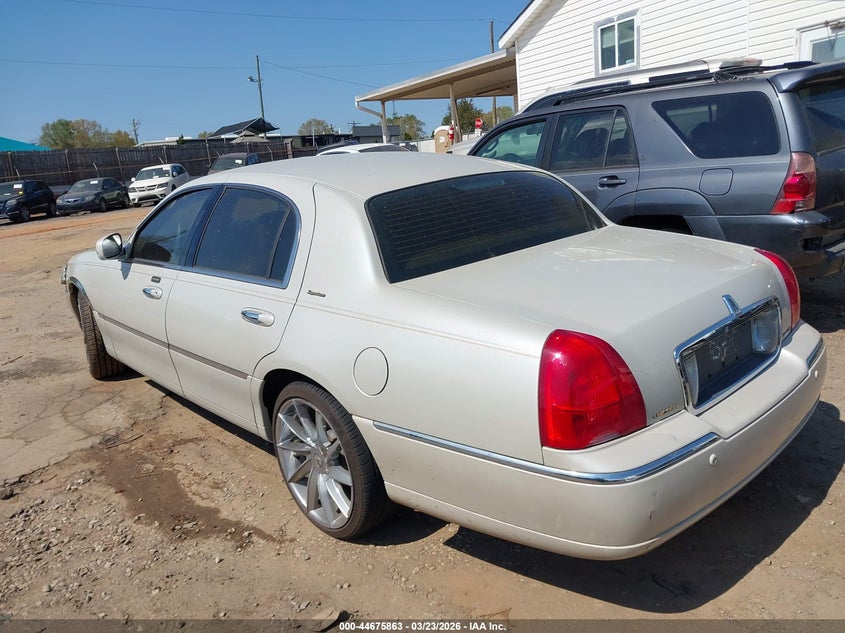 2005 Lincoln Town Car Signature
