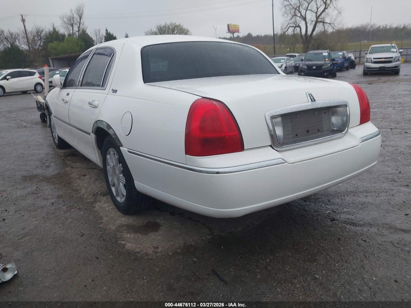 2011 Lincoln Town Car Signature Limited