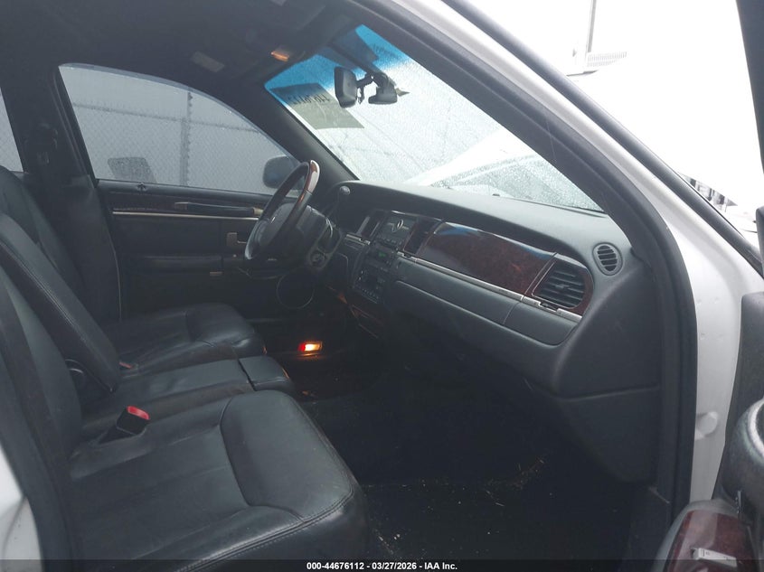 2011 Lincoln Town Car Signature Limited