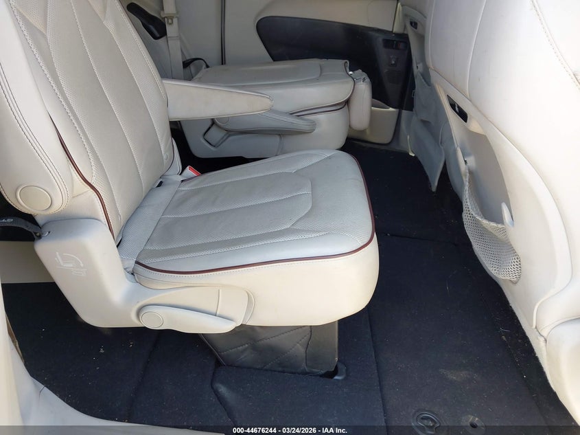 2017 CHRYSLER PACIFICA auction photo 8