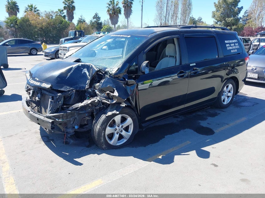 2012 Toyota Sienna Le V6 8 Passenger