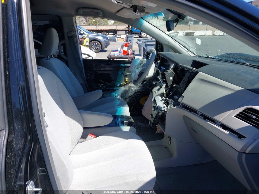 2012 Toyota Sienna Le V6 8 Passenger