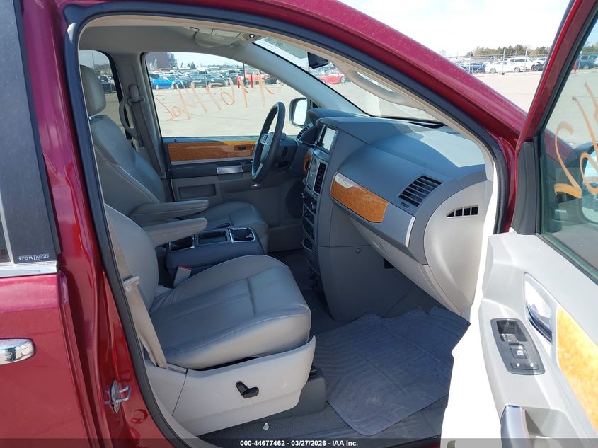 2010 Chrysler Town & Country New Limited