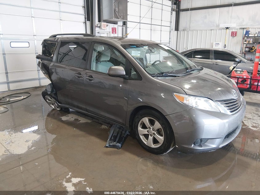 2015 Toyota Sienna Le 8 Passenger
