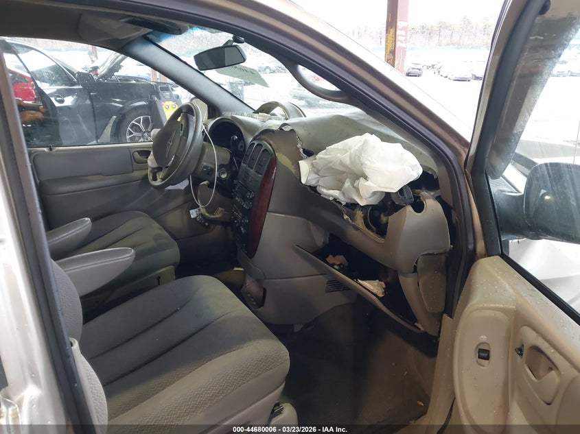 2004 Chrysler Town & Country Lx