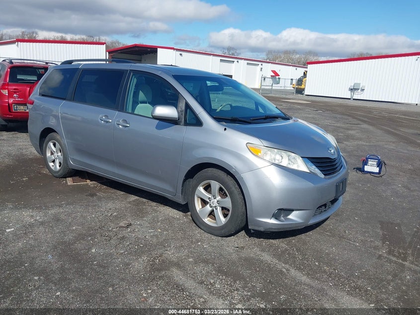 2012 Toyota Sienna Le V6 8 Passenger