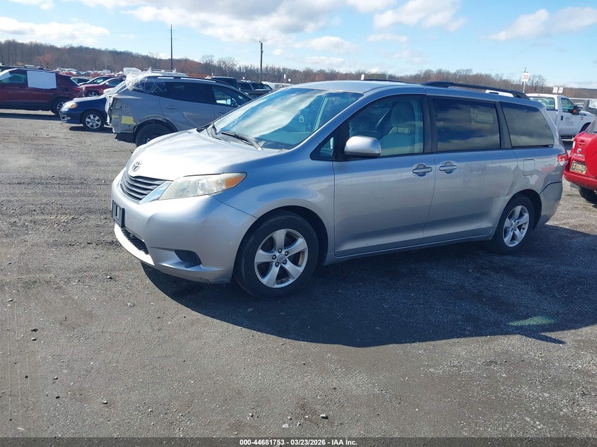 2012 Toyota Sienna Le V6 8 Passenger