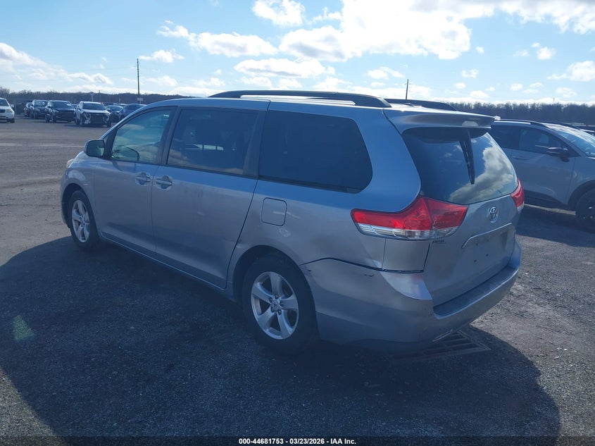 2012 Toyota Sienna Le V6 8 Passenger