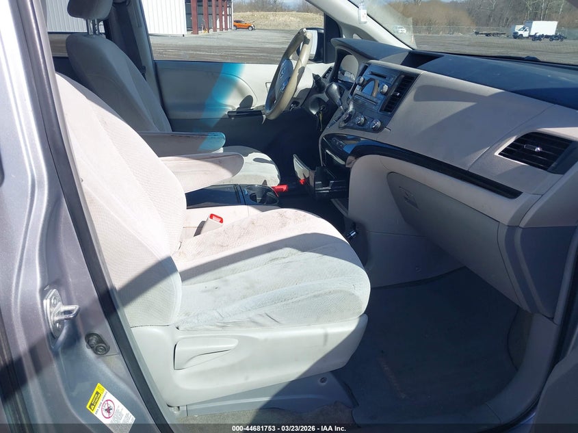 2012 Toyota Sienna Le V6 8 Passenger