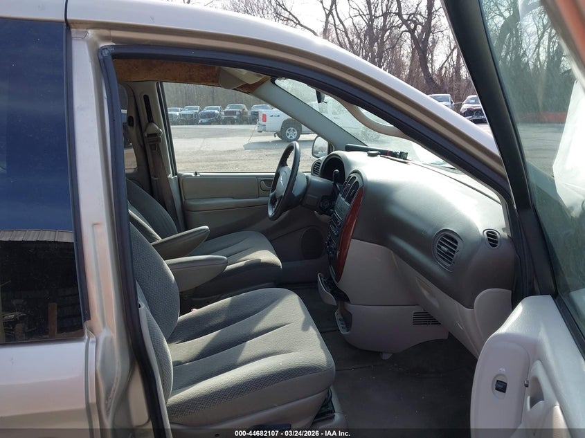 2005 Chrysler Town & Country Lx