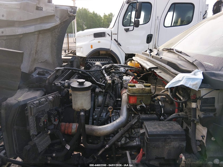 1HTKHPVK3KH863208 2019 Chevrolet Silverado 6500Hd 1Wt white