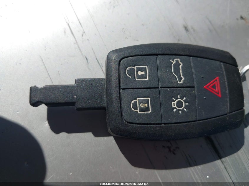 2011 Volvo C70 T5 VIN: YV1672MC9BJ107139 Lot: 44682604