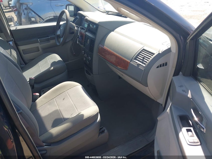 2008 Chrysler Town & Country Lx