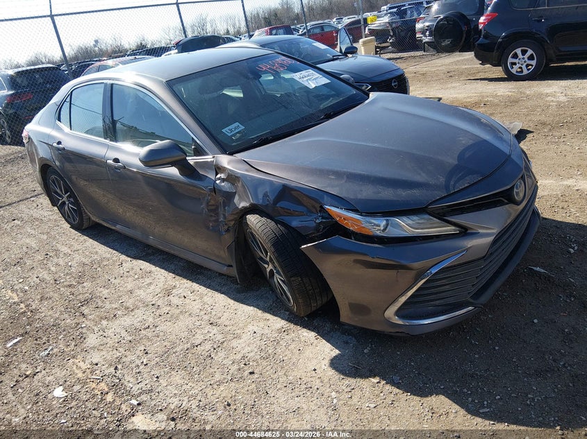2022 Toyota Camry Xle Hybrid