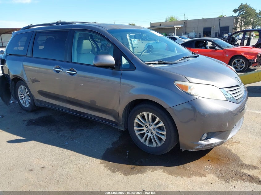 2012 Toyota Sienna Xle V6 8 Passenger