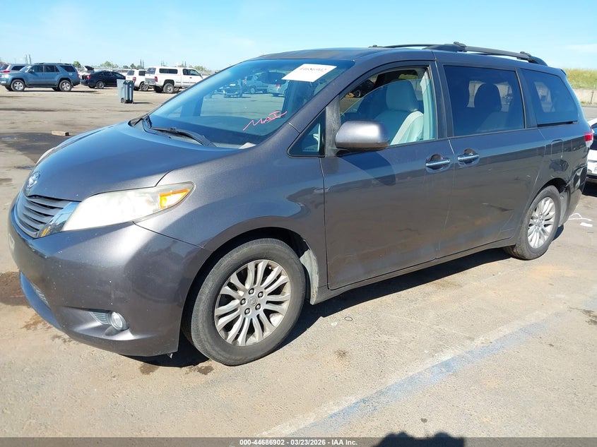 2012 Toyota Sienna Xle V6 8 Passenger