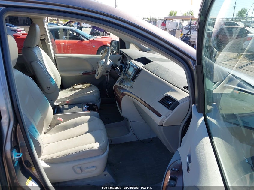2012 Toyota Sienna Xle V6 8 Passenger