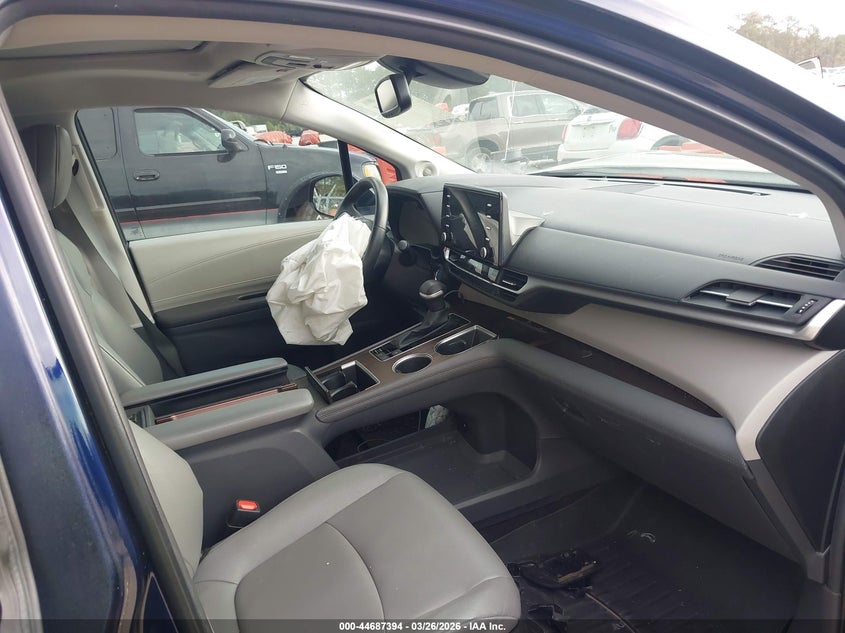 2023 Toyota Sienna Xle