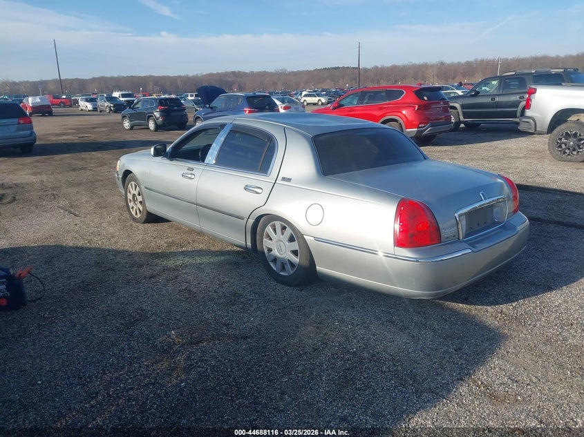 2006 Lincoln Town Car Signature Limited