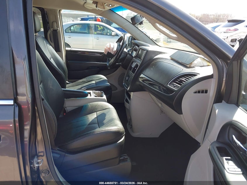 2016 Chrysler Town & Country Touring
