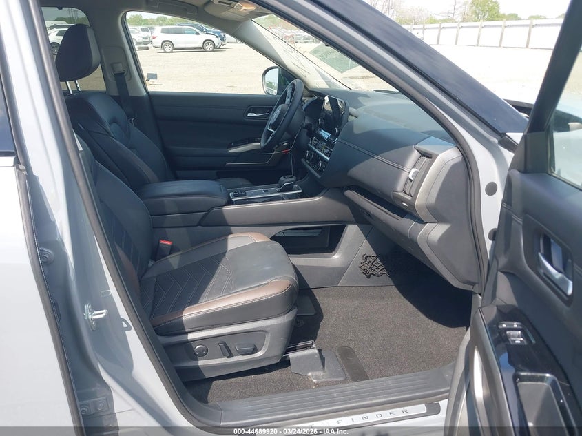 2025 Nissan Pathfinder Platinum 4Wd