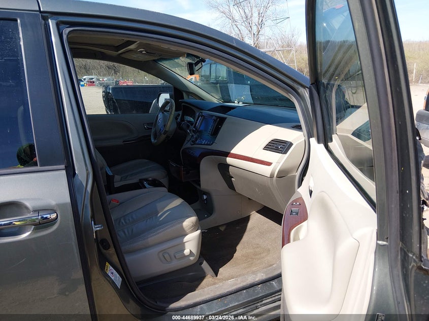 2012 Toyota Sienna Xle V6 8 Passenger