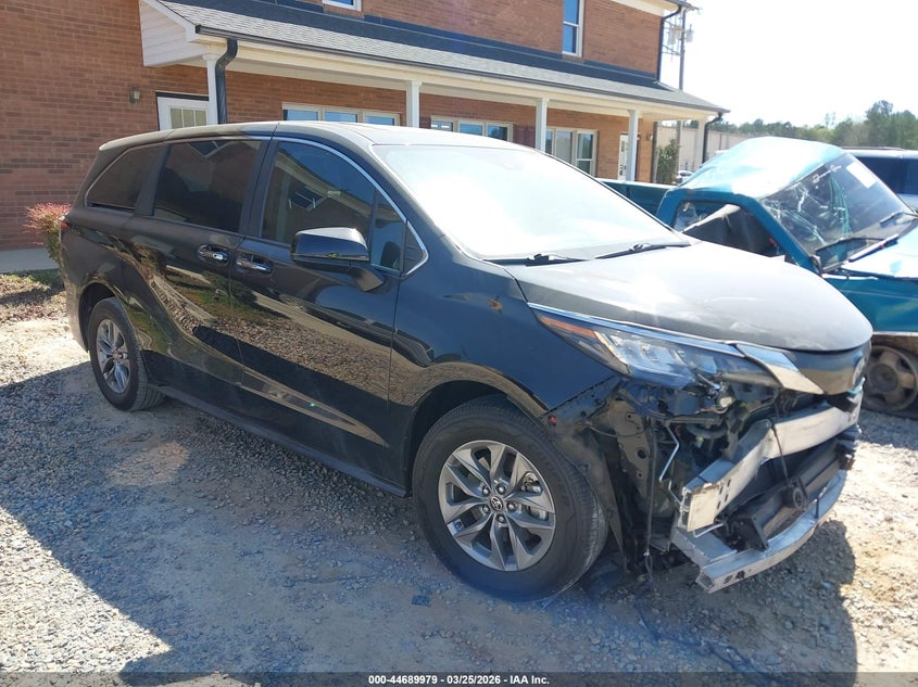 2023 TOYOTA SIENNA XLE