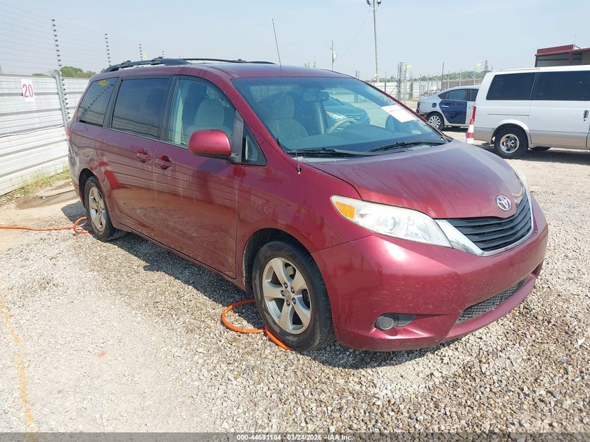 2013 Toyota Sienna Le V6 8 Passenger