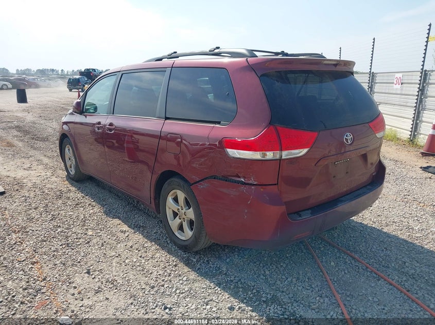 2013 Toyota Sienna Le V6 8 Passenger
