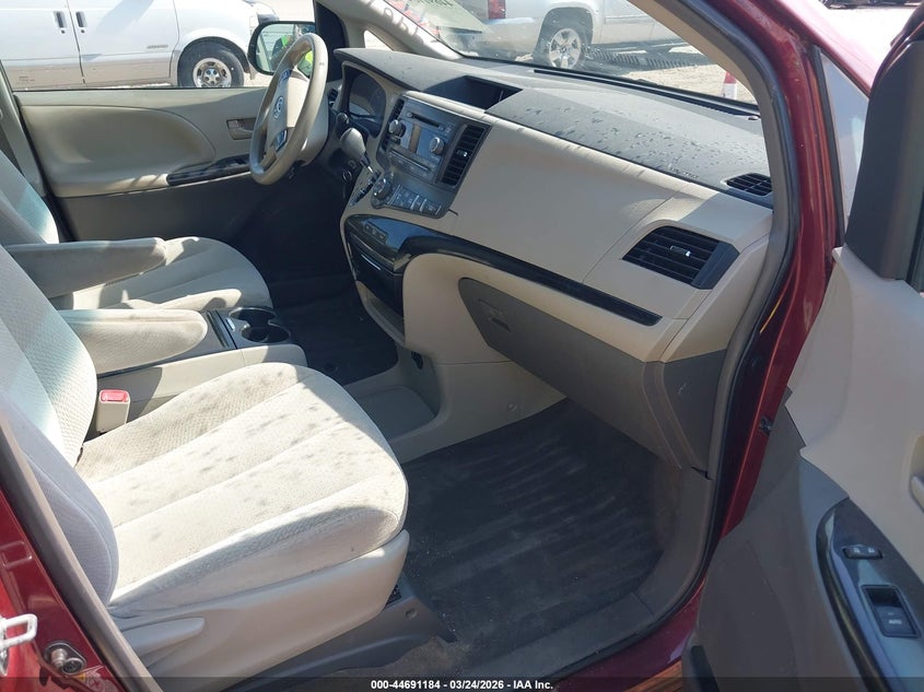 2013 Toyota Sienna Le V6 8 Passenger