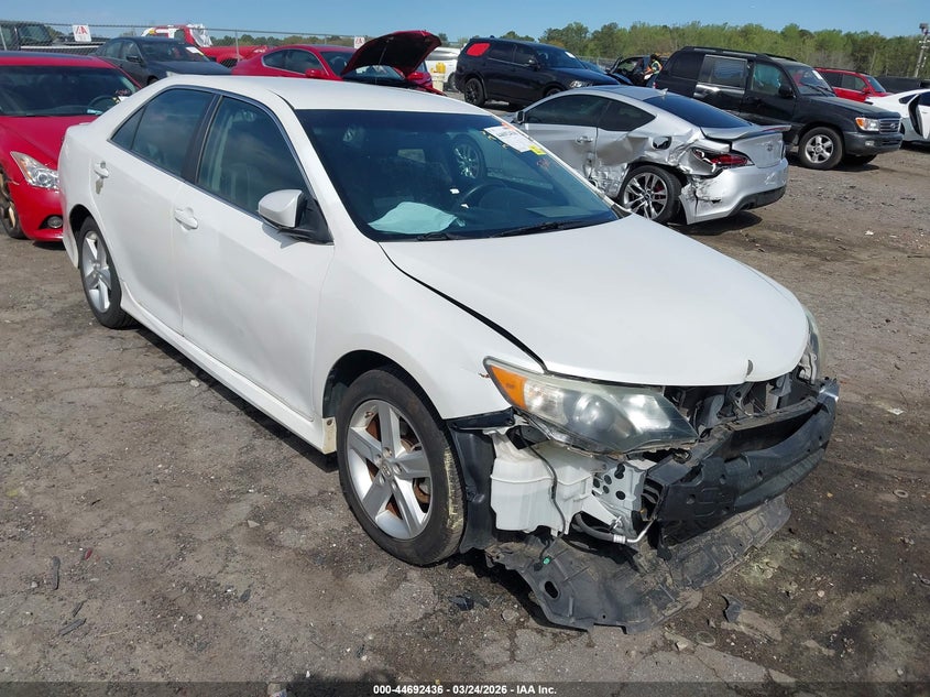 2014 TOYOTA CAMRY SE