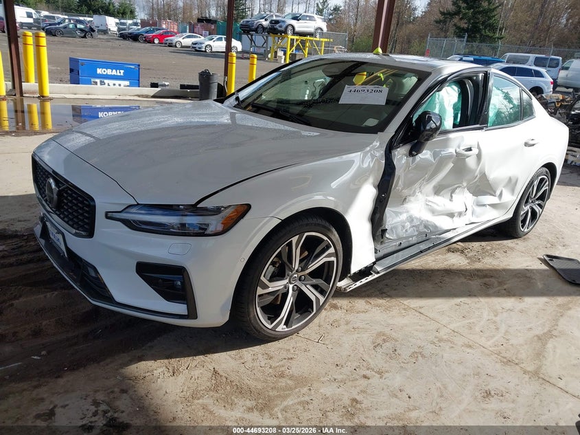 2023 Volvo S60 B5 Plus Dark Theme