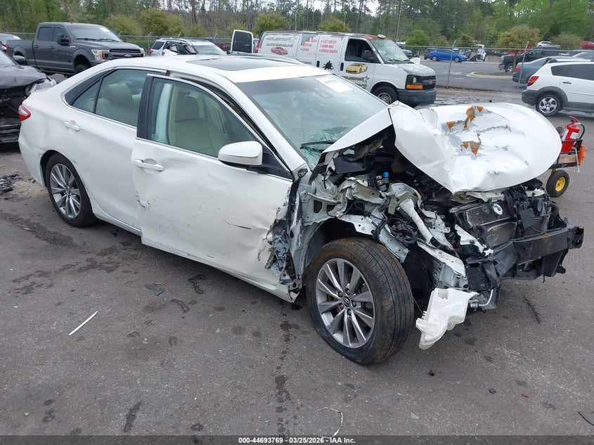 2015 Toyota Camry Hybrid Xle