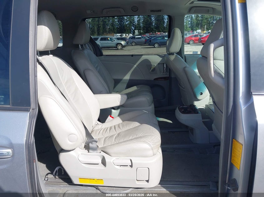 2011 Toyota Sienna 3.5 Xle silver Lot 111044693833 Vin 5TDDK3DCXBS028924