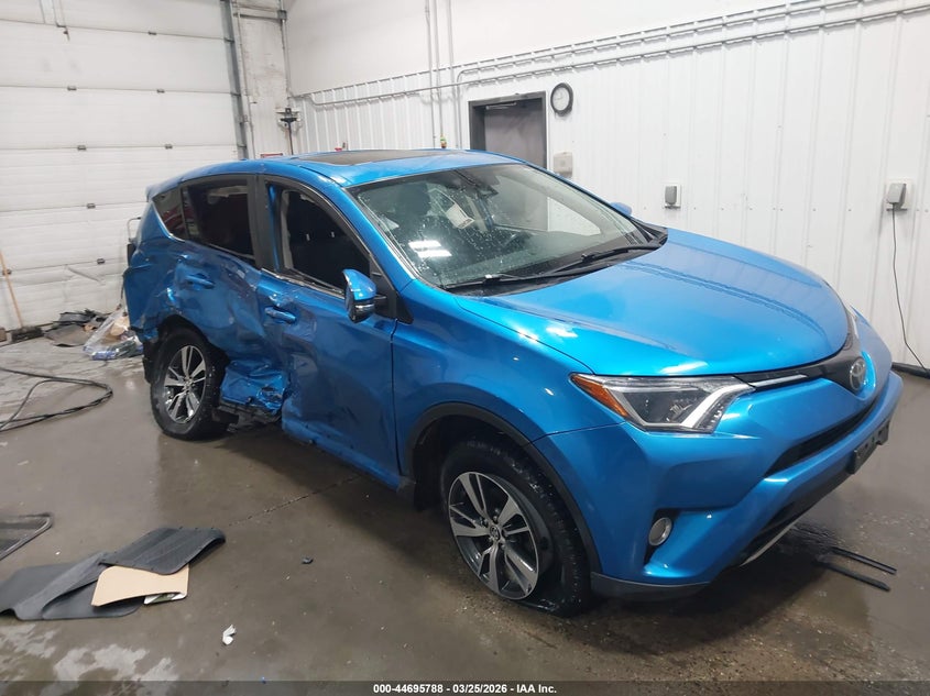 2T3RFREVXJW783758 2018 Toyota Rav4 Xle auction photo 1