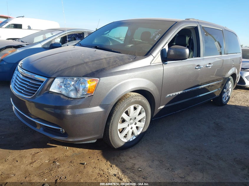 2016 CHRYSLER TOWN & COUNTRY auction photo 2