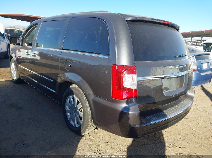 2016 CHRYSLER TOWN & COUNTRY auction photo 3