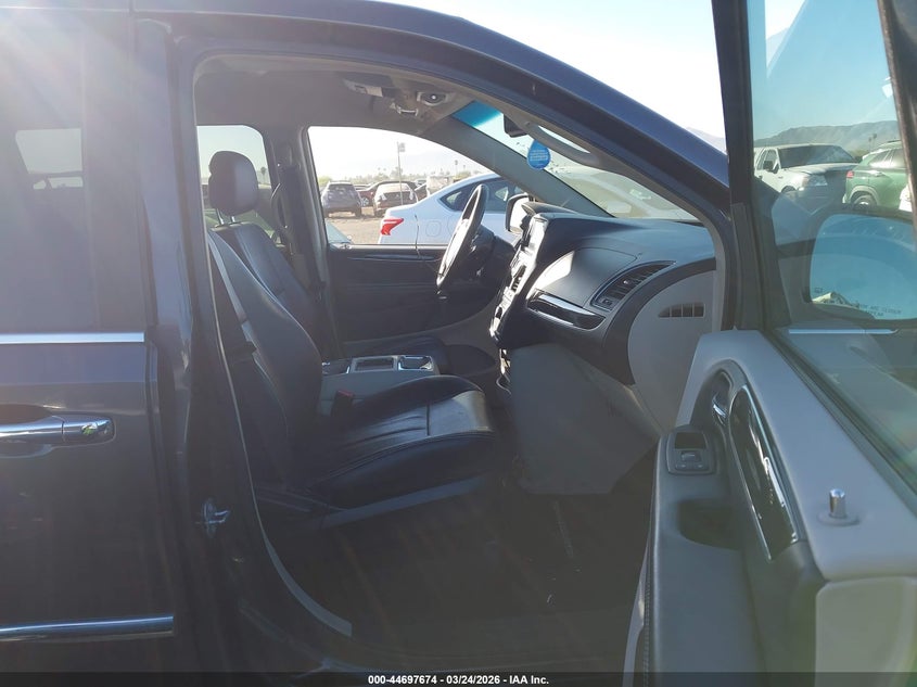 2016 CHRYSLER TOWN & COUNTRY auction photo 5