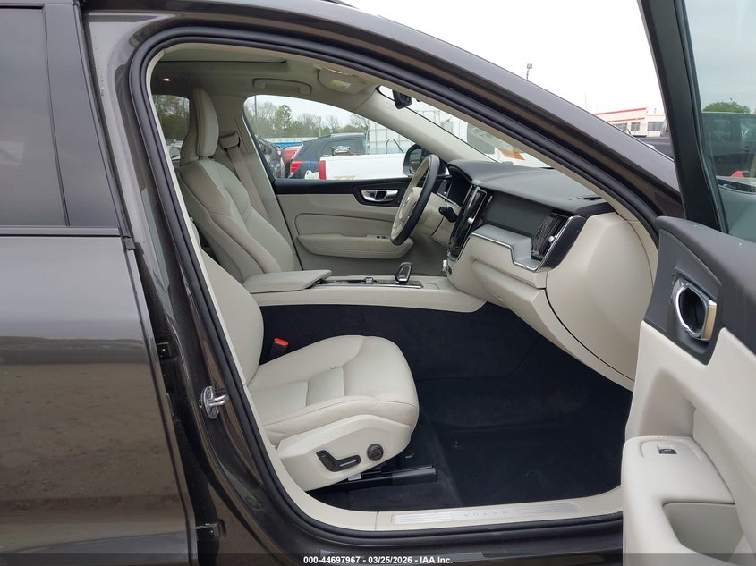 2025 Volvo Xc60 B5 Core