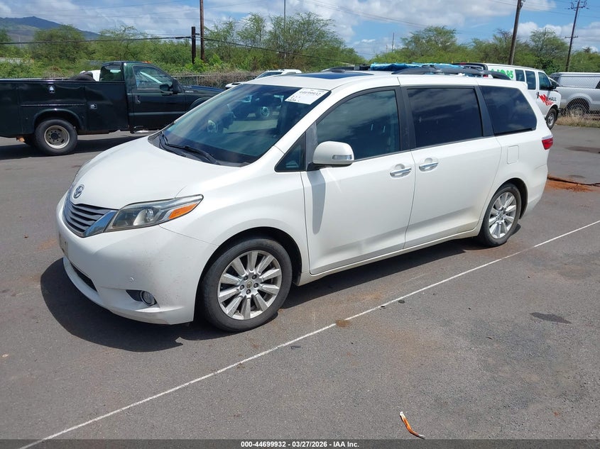 2017 TOYOTA SIENNA auction photo 2