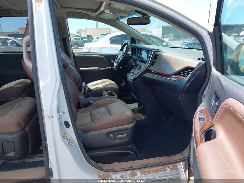 2017 TOYOTA SIENNA auction photo 5