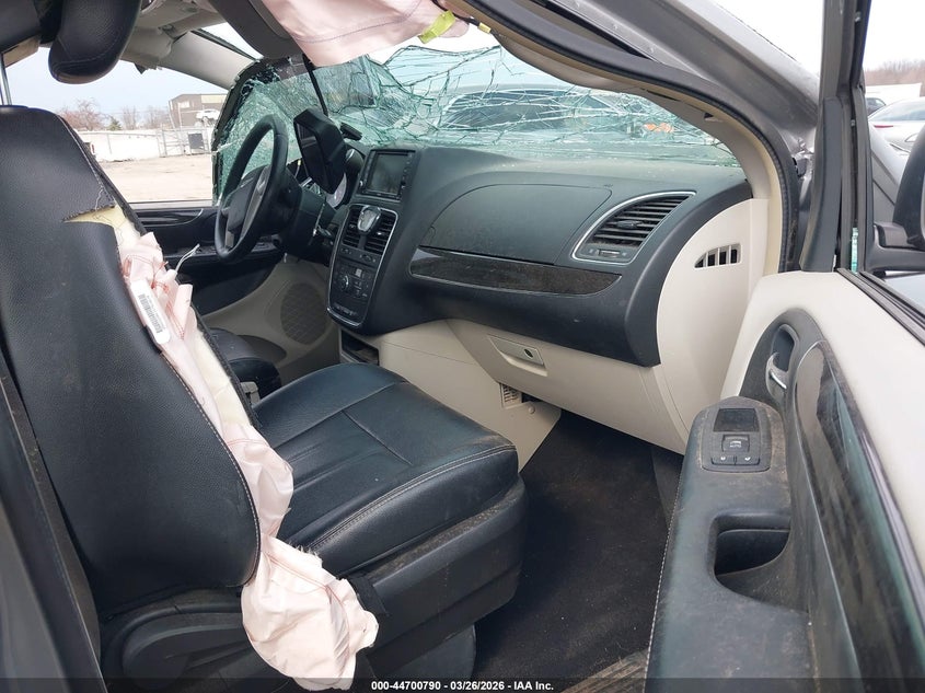 2016 Chrysler Town & Country Touring