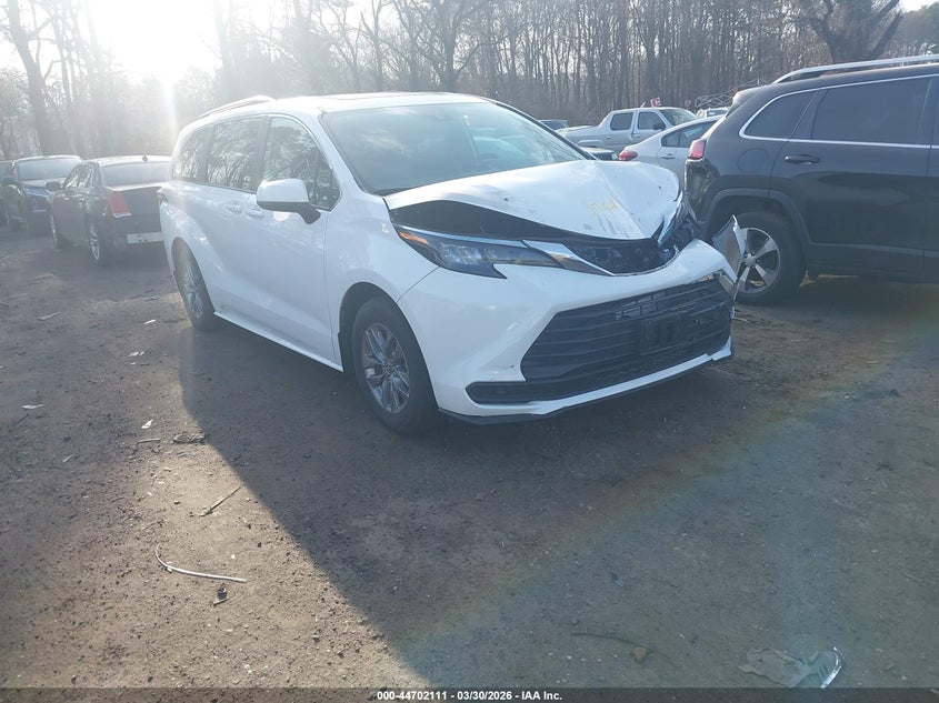 2025 Toyota Sienna Le