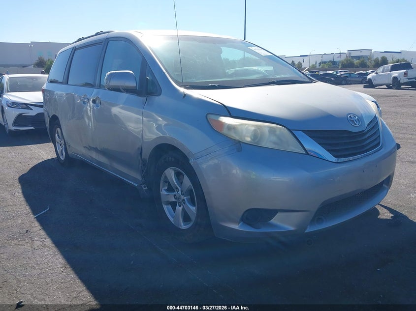 2012 Toyota Sienna Le V6 8 Passenger