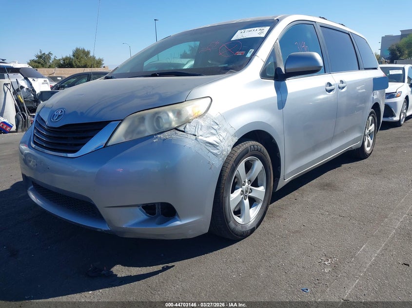 2012 Toyota Sienna Le V6 8 Passenger