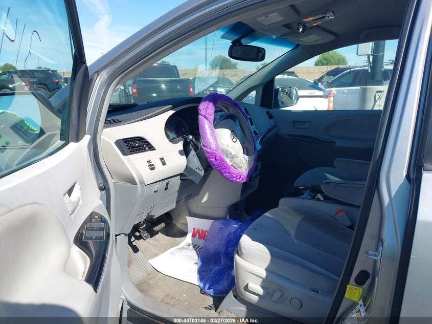 2012 Toyota Sienna Le V6 8 Passenger