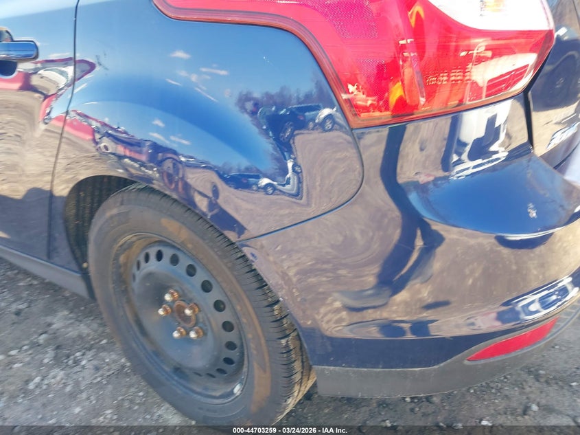 1FAHP3K28CL109555 2012 Ford Focus 2.0 Se blue