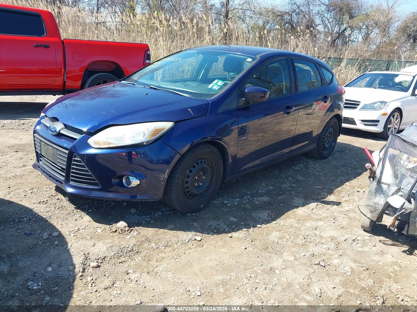 1FAHP3K28CL109555 2012 Ford Focus 2.0 Se blue