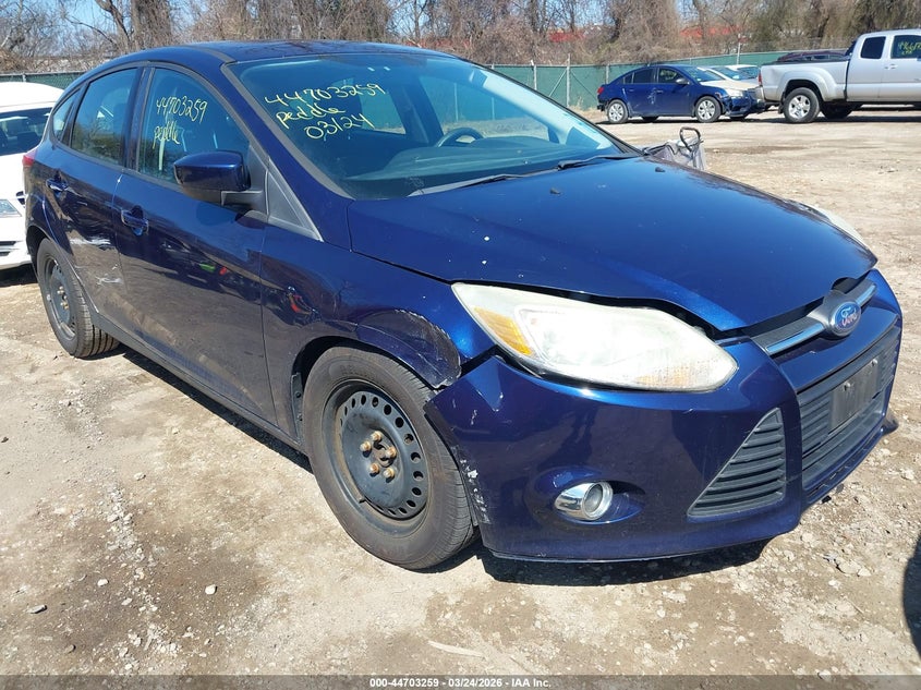 1FAHP3K28CL109555 2012 Ford Focus 2.0 Se blue